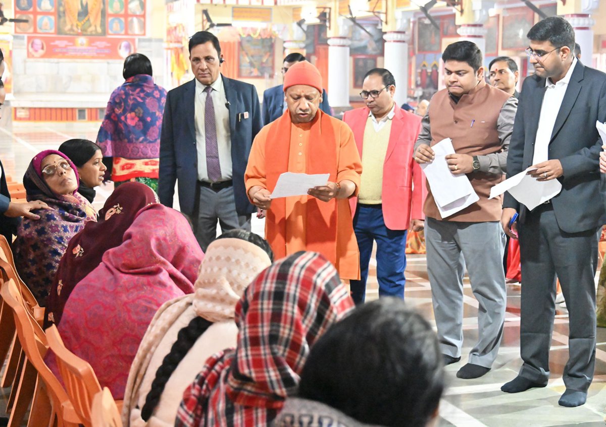 CMOfficeUP's tweet image. जनकल्याण सर्वोपरि है...

#UPCM @myogiadityanath ने आज गोरखपुर स्थित @GorakhnathMndr परिसर में आयोजित जनता दर्शन में विभिन्न जनपदों से आए लोगों की समस्याएं सुनीं।

मुख्यमंत्री जी ने संबंधित अधिकारियों को जनसमस्याओं के तत्काल निराकरण के दिशा-निर्देश दिए।

#JantaDarshanUP