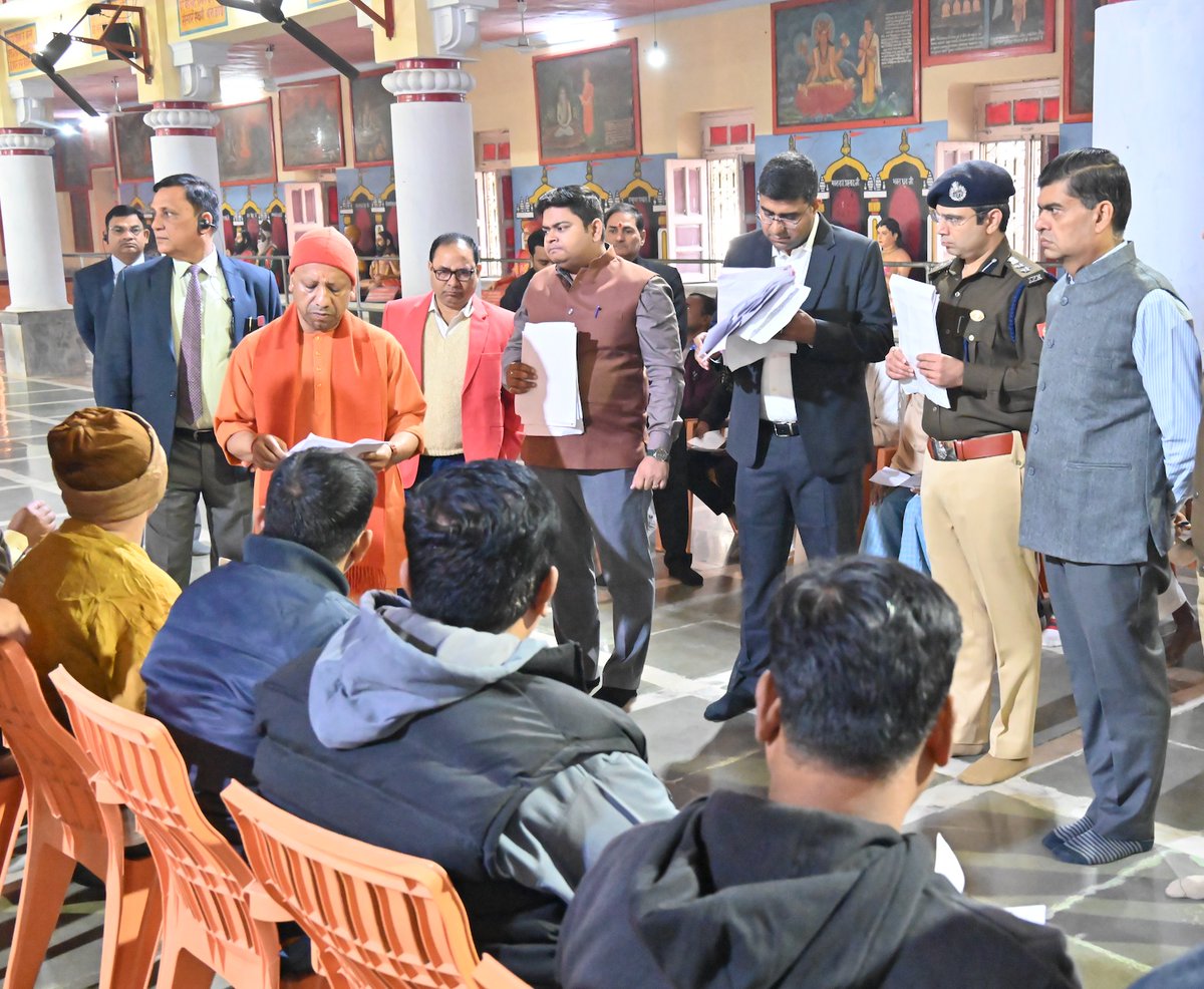 CMOfficeUP's tweet image. जनकल्याण सर्वोपरि है...

#UPCM @myogiadityanath ने आज गोरखपुर स्थित @GorakhnathMndr परिसर में आयोजित जनता दर्शन में विभिन्न जनपदों से आए लोगों की समस्याएं सुनीं।

मुख्यमंत्री जी ने संबंधित अधिकारियों को जनसमस्याओं के तत्काल निराकरण के दिशा-निर्देश दिए।

#JantaDarshanUP