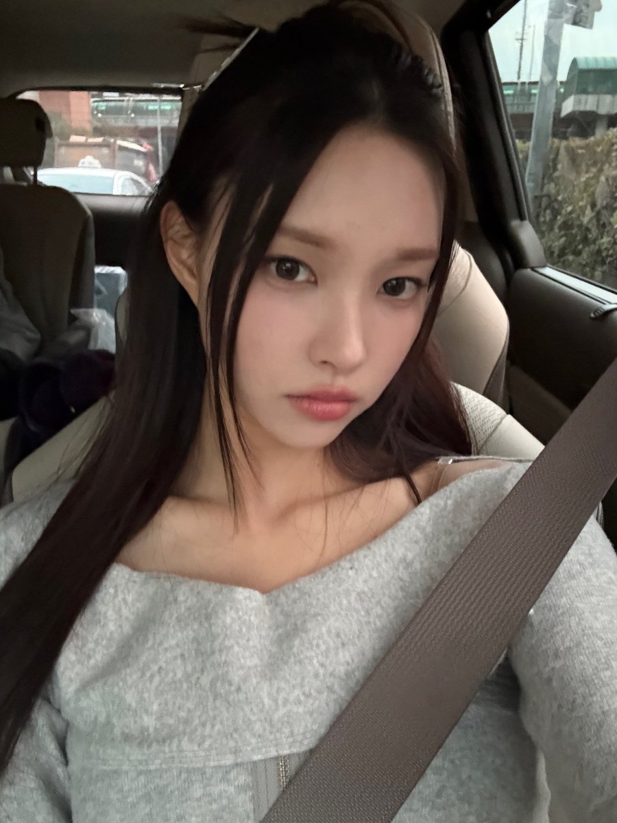 yunad's tweet image. Taking a quick break on the ride home 🧸🖤 So happy the weather is finally getting crisp! Hope you guys are having a good weekend too. { Just a little pout since I missed you! }  ♥️