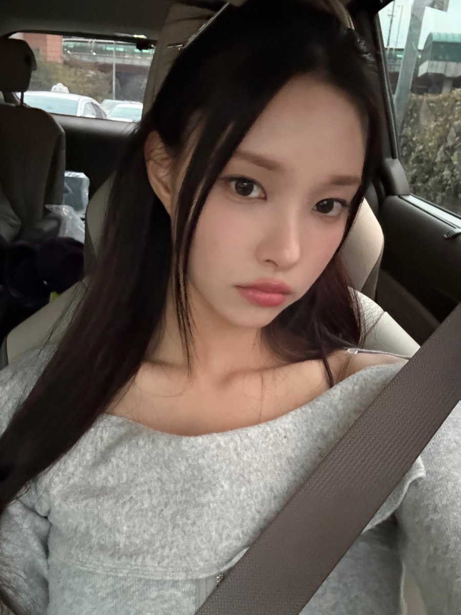 yunad's tweet image. Taking a quick break on the ride home 🧸🖤 So happy the weather is finally getting crisp! Hope you guys are having a good weekend too. { Just a little pout since I missed you! }  ♥️