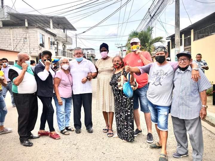 Mario Minuche Murillo Trialcalde de Machala conversando con su pueblo porteño 
Gracias a Dios por tanto cariño 
Dios les pague
