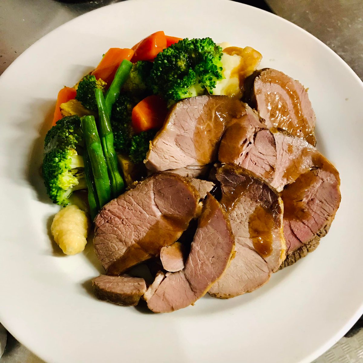 今日もホリデーローストご用意してますよー！今週は「ラムロースト」です。デフォルトのグレイビーのほか、別添えのラムと良く合うミントソースでの味変やグレイビーとのmixを楽しんでいただきたいっっ！

お肉の火入れにもこだわったタラモアのスペシャルプレートです。テイクアウトもできまーす。