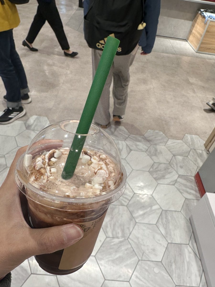 私にスモアという最高のお菓子を教えてくれたわるい人がスタバで
スモアのフラペチーノ出たのを嗅ぎつけすぐLINEギフト下さったので、
有難く轢かれて死にかけた私はスモアチャージしました🫡♡