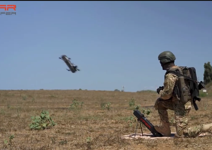À quoi sert ce tir de mortier ? C'est un quadricoptère classique, pas un drone à voilure fixe. Tu peux simplement le lan