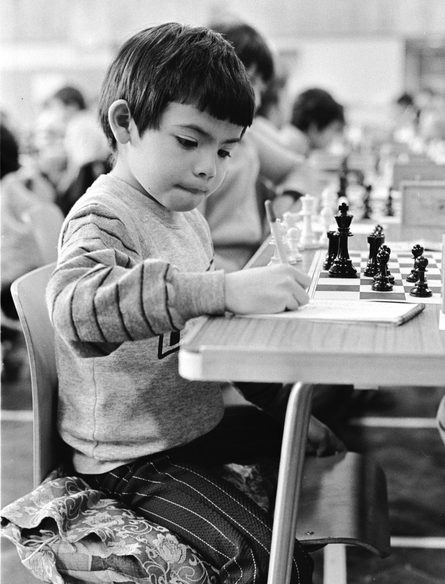 Chess_Strategy's tweet image. 🚀 L&apos;extraordinaire parcours professionnel de Demis Hassabis (né le 27 juillet 1976 à Londres)

✅ Deuxième meilleur joueur d&apos;échecs au monde à 13 ans (2300 Elo)
✅ Se rend compte que les échecs ne sont pas la meilleure utilisation de l&apos;intelligence.
✅ Crée Theme Park, l&apos;un des…