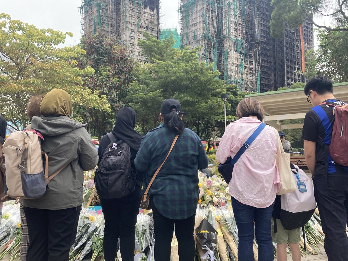 香港の火災現場では献花に来た市民の列が長く伸び、橋を越えて川の向こうまで続いています。

住み込みで介護にあたっていたインドネシアやフィリピン出身の女性らも犠牲になっていて、同胞らを悼む人の姿も。