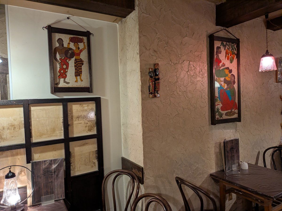 いつもご利用ありがとうございます。
えいこく屋インド料理店のビリヤニの紹介を致します
スパイスを効かせた米料理でカシューナッツが入りでカリカリして癖になります
付け合せのサラダもドレッシングがスパイシー、チキンスープも出汁効いてて美味しい
#えいこく屋インド料理店
#スパイスカレー