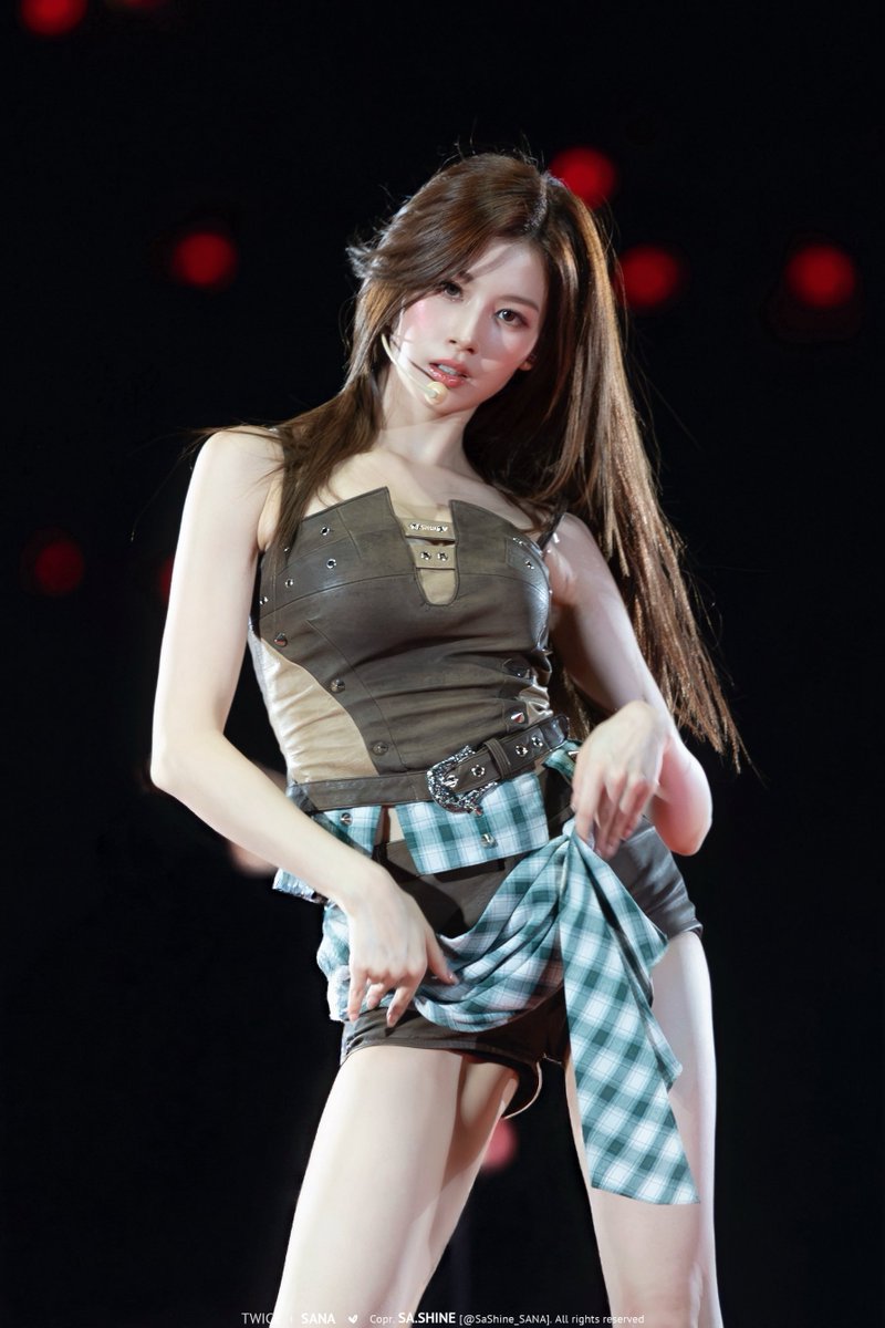 uppercasehyo's tweet image. The way she can literally switch from sasha washa to passiva tóxica in a split second😭