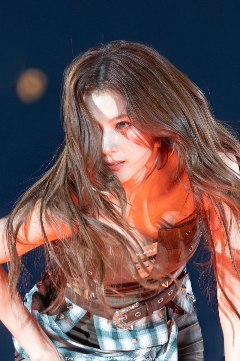 uppercasehyo's tweet image. The way she can literally switch from sasha washa to passiva tóxica in a split second😭