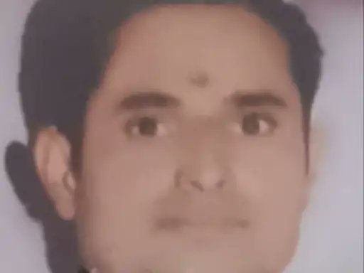 SachinGuptaUP's tweet image. यूपी - जिला मुरादाबाद में SIR कार्य कर रहे BLO/टीचर सर्वेश सिंह ने फांसी लगाकर जान दी !!

सुसाइड नोट में लिखा- मुझे इस कार्य का पूर्ण ज्ञान नहीं है। इससे मैं अपना टारगेट पूरा नहीं कर पा रहा। रात को 2-3 घंटे भी नहीं सो पा रहा हूं। 4 छोटी-छोटी बेटियां हैं। 2 की तबियत खराब है।…