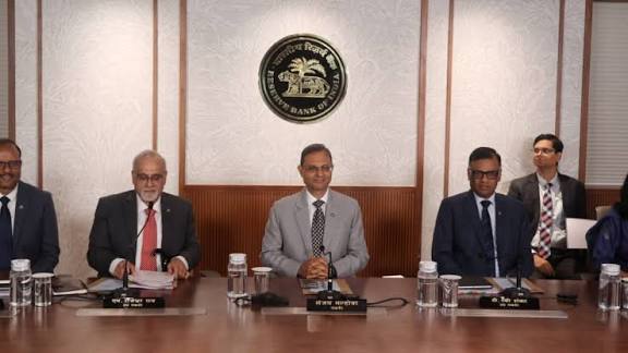 SharifMujar's tweet image. 🔥 RBI MPC Alert!
Repo rate decision on 5 Dec — markets on high watch! 📉📈
Kya RBI karega rate cut?
“Big move loading…” ⚡,? 
#RBI #MPC #IndiaMarkets #Alert