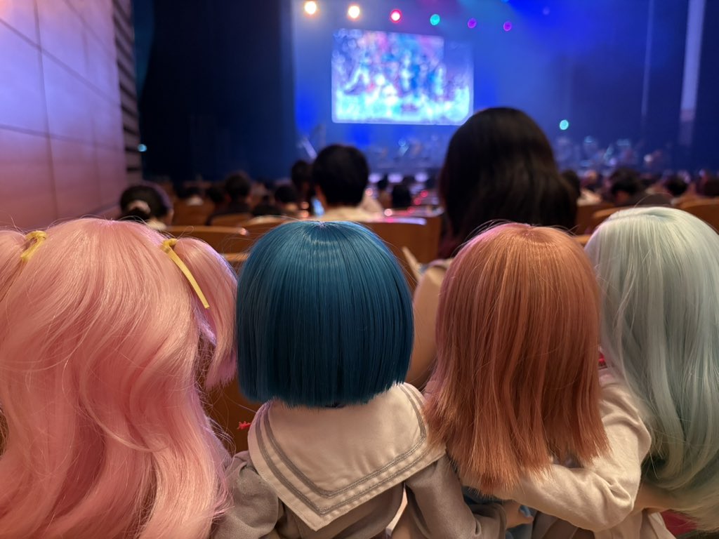 frownieman's tweet photo. うちのモモジャンと一緒に見てます！ https://t.co/2VKEnYtnvu