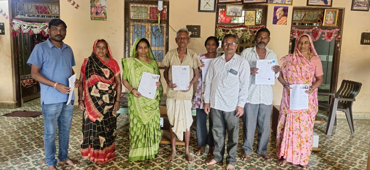 જેતપુર પાવી તાલુકાના જુદા જુદા ગામોમાં કામગીરી કરી રહેલ બીએલઓ અને મતદારોની મુલાકાત લીધી. <a href="/CEOGujarat/">Chief Electoral Officer, Gujarat</a> <a href="/CMOGuj/">CMO Gujarat</a> <a href="/collectorcu/">Collector Chhotaudepur</a> <a href="/dydeochhotaude1/">District Election Office, Chhotaudepur</a> <a href="/ECISVEEP/">Election Commission of India</a> <a href="/infocugog/">Info ChhotaUdepur GoG</a> <a href="/SDMChhotaudepur/">ASSISTANT COLLECTOR & SDM Chhotaudepur</a>