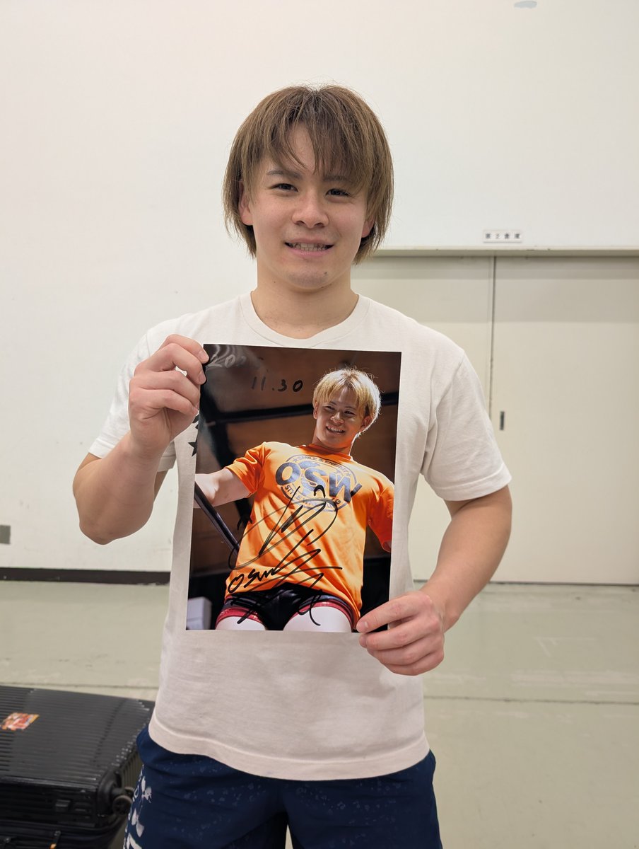 小藤選手の売店に行ってきたわよ
同郷なので気になるな〜と思ってたんだけどまさか広島で観られるとは！観に来れてよかったです🫰あと勝手に細身のイメージを持ってたんですが思ったより背中がデカくてパワフルでびっくり！また観たい！ #osw_fan