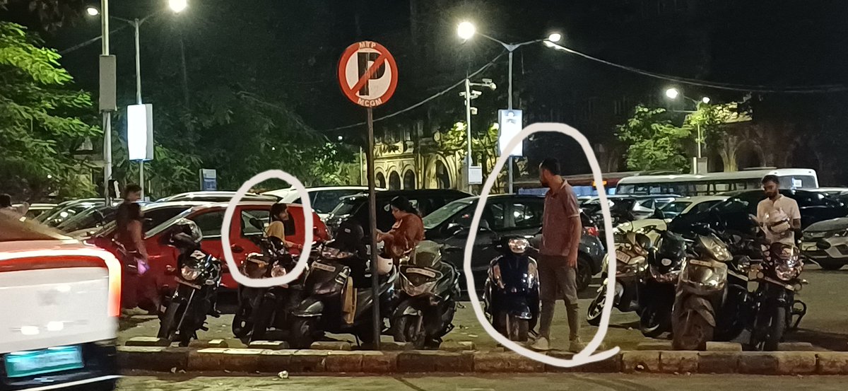 amythpatkar's tweet photo. @mybmc There are these few people at Kala Ghoda public parking who say they manage parking and demand money. One drunk fellow said "Valet parking hai, chabi deke jao" when asked for receipt, said "receipt nahi milega" I did not entertain them but who are these people? https://t.co/dyzU7841zQ