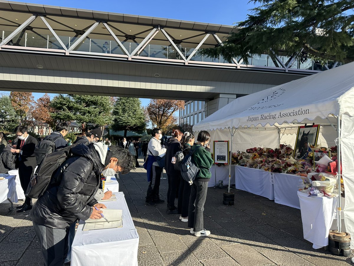CollingsBerry's tweet image. Hard not to feel incredibly moved to see fans lining up with flowers to sign the books of condolence and pay respects to dual Japan Cup winner Gentildonna, who died earlier this week.