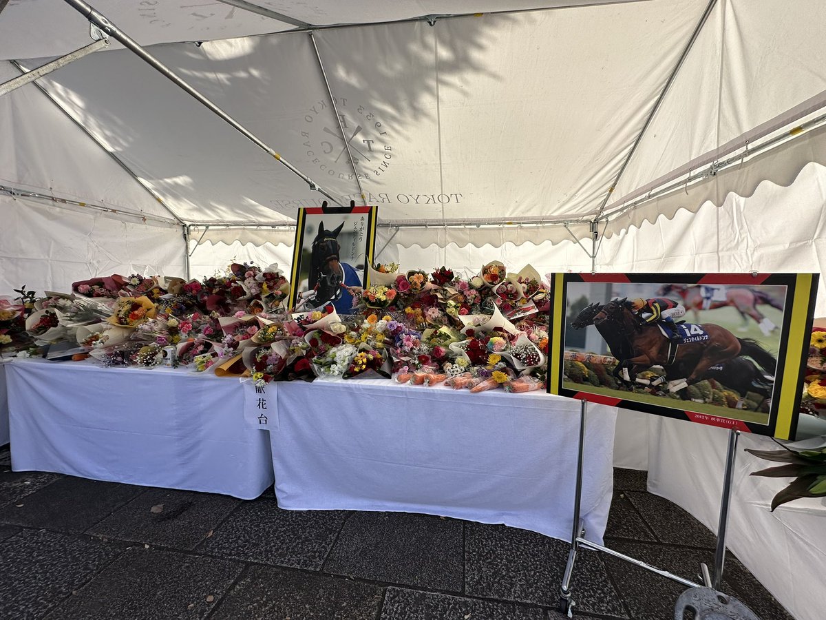 CollingsBerry's tweet image. Hard not to feel incredibly moved to see fans lining up with flowers to sign the books of condolence and pay respects to dual Japan Cup winner Gentildonna, who died earlier this week.