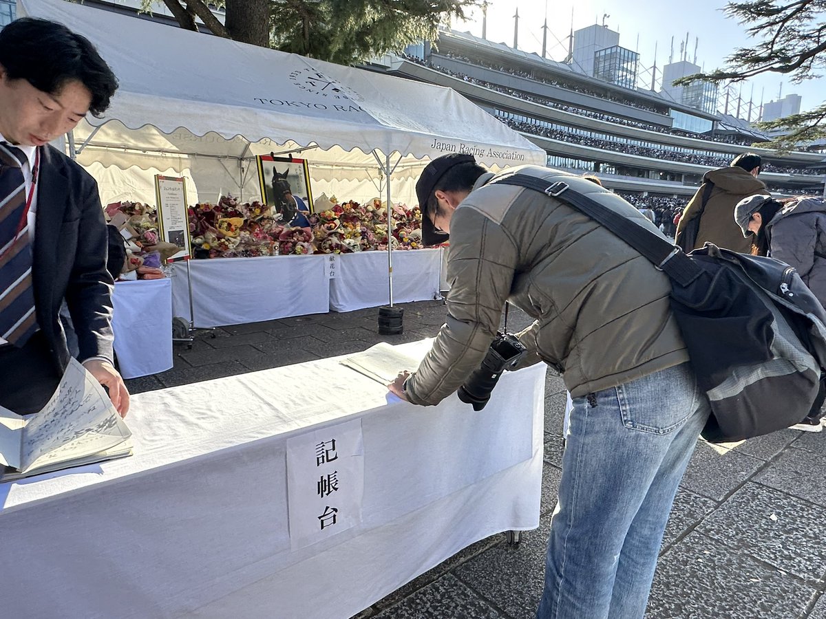 CollingsBerry's tweet image. Hard not to feel incredibly moved to see fans lining up with flowers to sign the books of condolence and pay respects to dual Japan Cup winner Gentildonna, who died earlier this week.