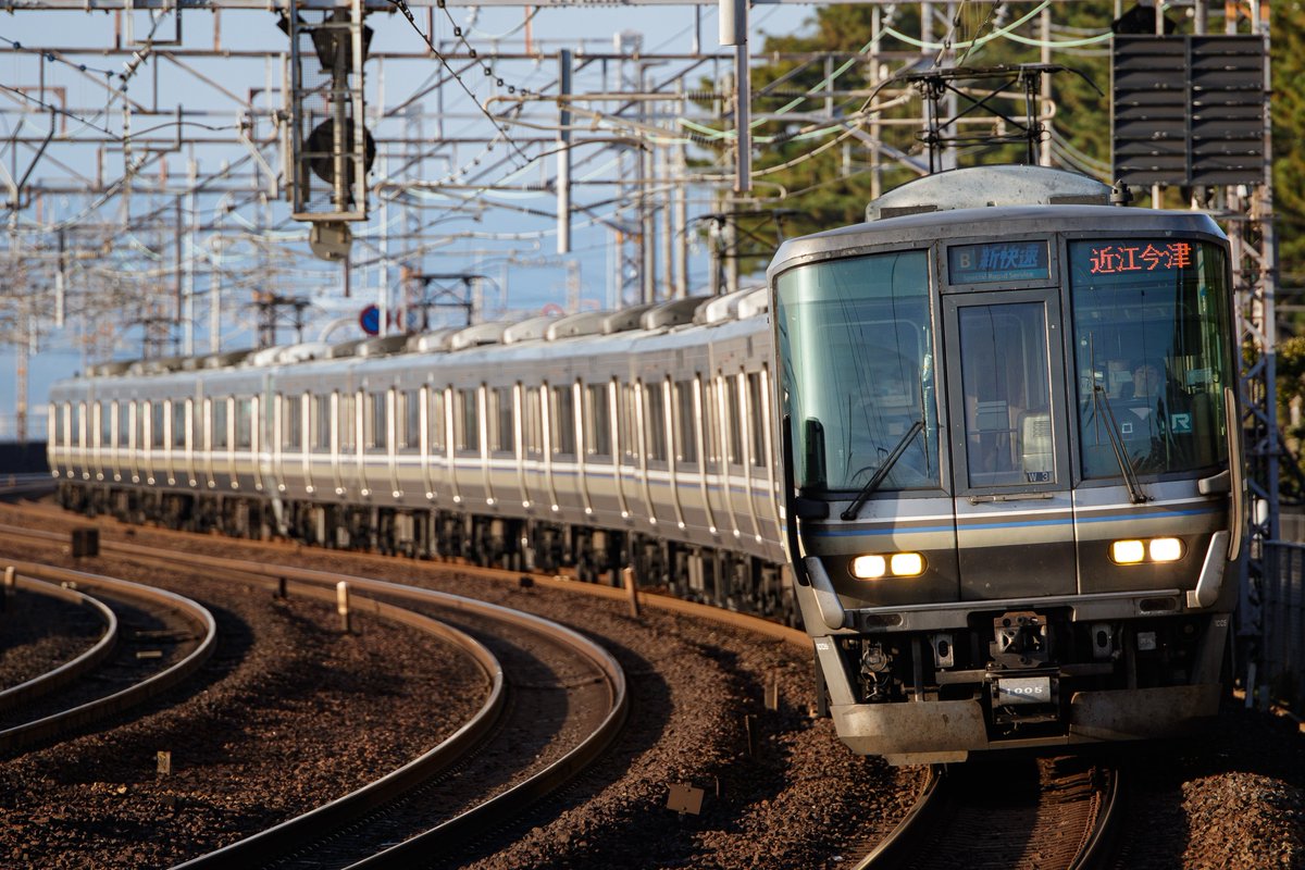 kitakinki_289's tweet image. 11/30 3422M
223系W3+V45編成
土休日は1本のみの逆組成新快速
朝日を目いっぱい浴びて東へ