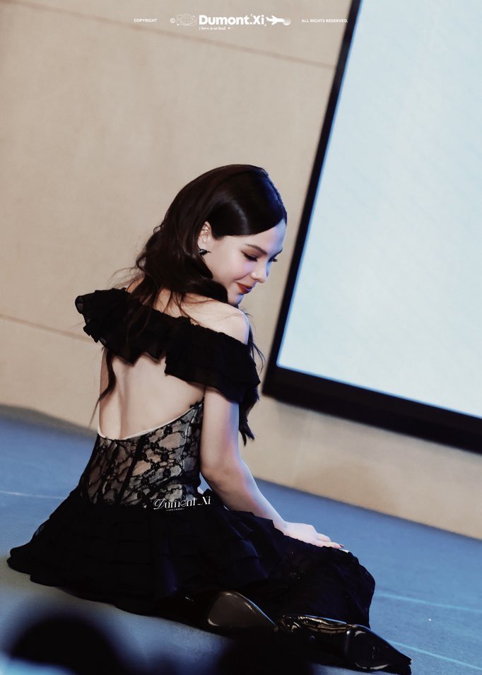 Her back and smile = perfection and sexiness, she's sitting like a princess💘

#SONYAxFirstFansignWuHan
#ลูกหมีซอนญ่า #LMSY