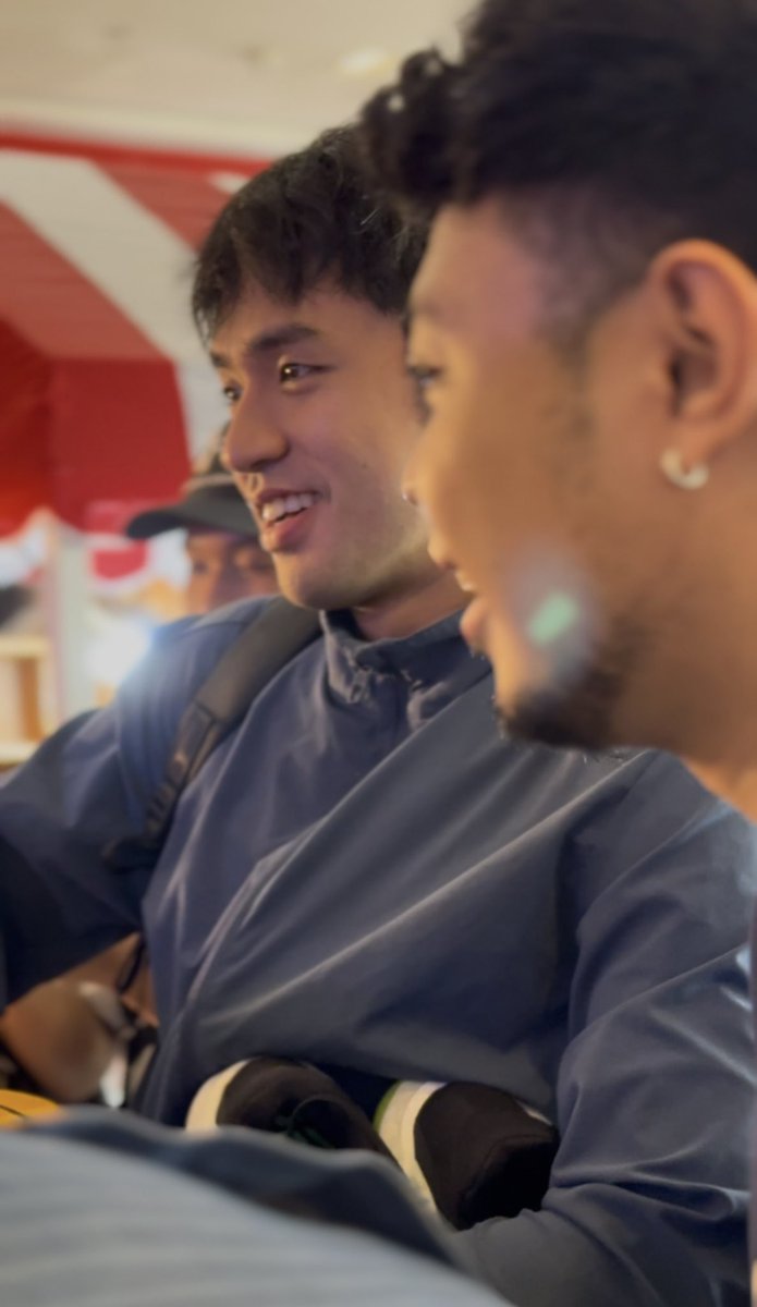 (halos magkasabay pumasok ng venue)

me: david! 
david: (abot ng kamay) uy, musta na?

na para bang last month lang huling kita ko sayo 😅

HE IS HEREEEEEE! 🤟🏻