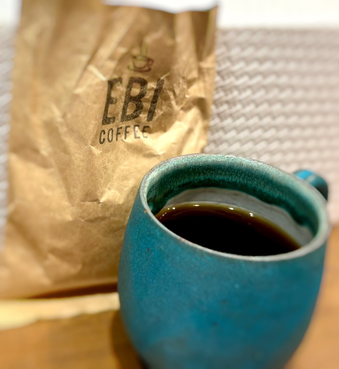 6DFaYzrctHQ68ix's tweet photo. いまお気に入りのコーヒーは先日やっと手に入れたEBI COFFEE

豆を挽いた時の香りが他の豆と全然違う
コク深いけど後味はすっきり☕️

#海老原諒
#EBICOFFEE https://t.co/Ph7aUJIg5J