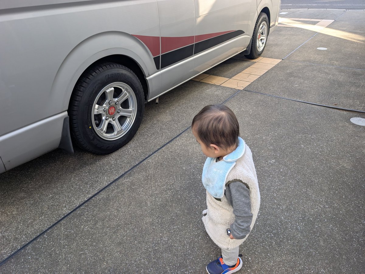 スタッドレスタイヤへ交換完了〜
このタイヤだとトヨタに入れない…(笑)