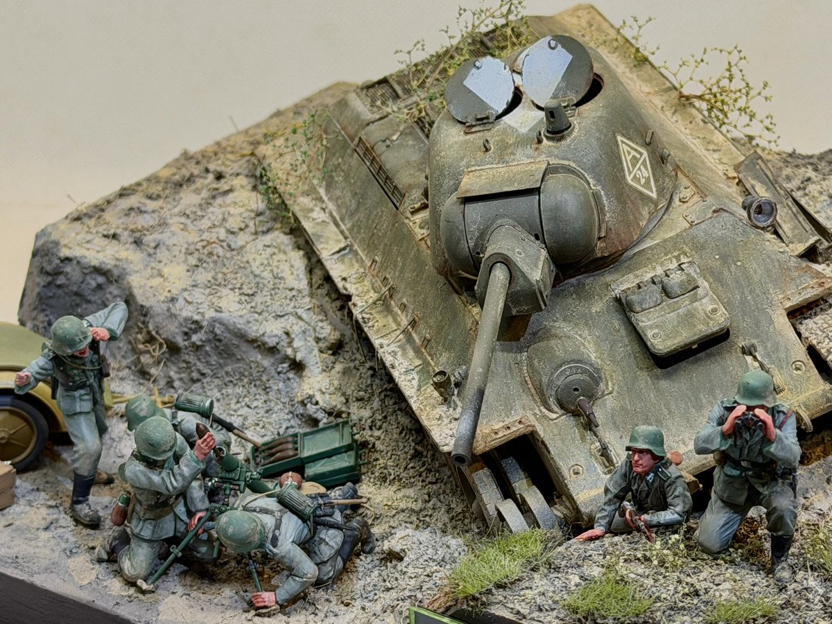本日完成したてのジオラマ。
タミヤのChKZ T-34とドイツ歩兵迫撃砲チームセット。改めて完成したものを眺めてみるとなんか間伸びした感じ、もっとベースを切り詰めて迫撃チームとT-34だけのアイランドスタイルにすればよかった...