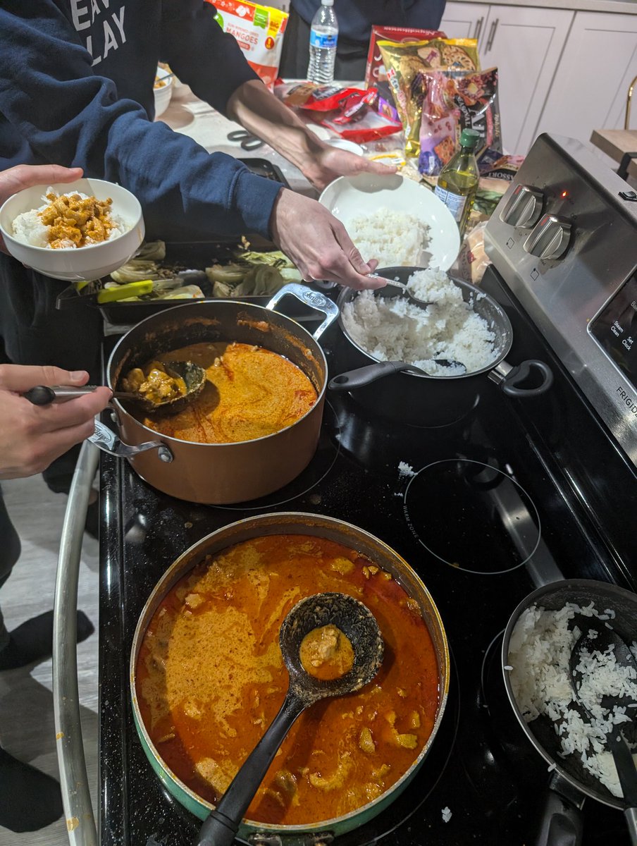 Dinner time!!! Thank you <a href="/ArchaeusDota/">Arch</a> and <a href="/MoggedC/">Mogged (Charis Kikidis)</a> for making the team dinner, this curry looks amazing. 😍