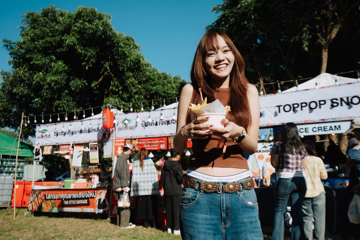ChiangYaiFest's tweet photo. ขอต้อนรับสู่ #เชียงใหญ่เฟส6 DAY2 ✨

ประตูเปิดแล้ว รีบมาร่วมกิจกรรมในงานเน้อ
และอย่าลืมพกเสื้อกันหนาวมา
ถ้าไม่อยากเป็นผู้ประสบภัยหนาวแบบเมื่อคืน 🥶

Chang Music Connection presents
เชียงใหญ่เฟส 6

#ChangMusicConnection 
#Changเติมเต็มคำว่าเพื่อน 
#Allarea
#GMMSHOW https://t.co/tEGGUO35Yn