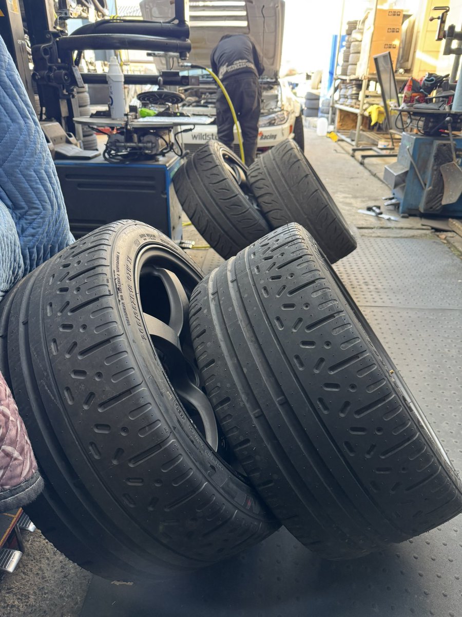 TIRE_SCI's tweet photo. 12月2日の963power走行会に参加させていただきます😃

タイヤ組んでオイル3点セットやって準備万端💪

ワンリ持っていくので気になる方は履いてみたり触ったり舐めたりして下さい😃
#WANLI #SR390 #GoGoRacing https://t.co/g02P0uarDl