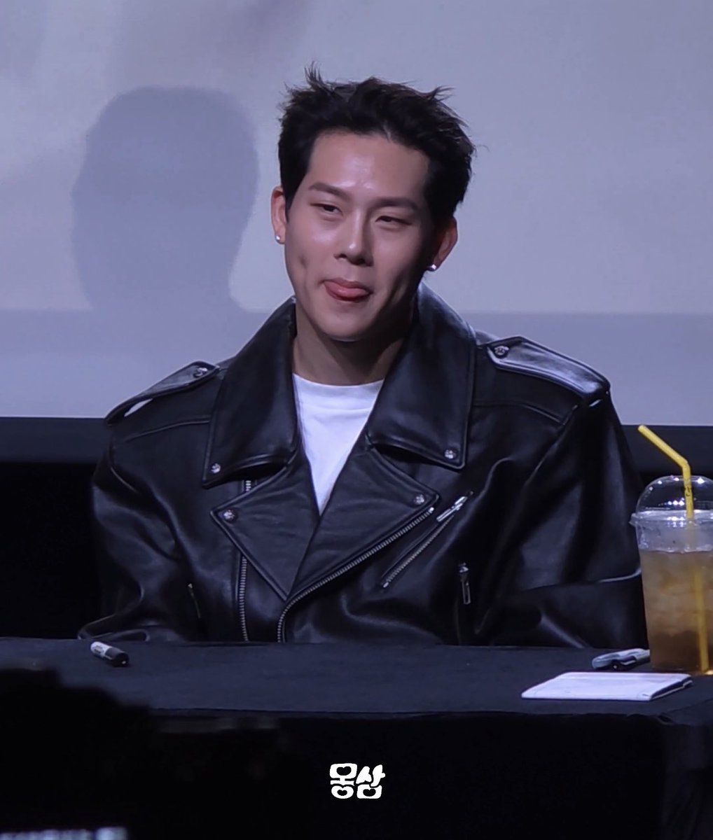 honeybee_jhx's tweet image. I’m jumping off of a bridge rn