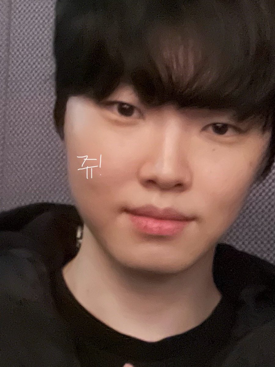 zzooogen's tweet image. 쵸비 룰러 사진 보내줬더요 .. 🥹