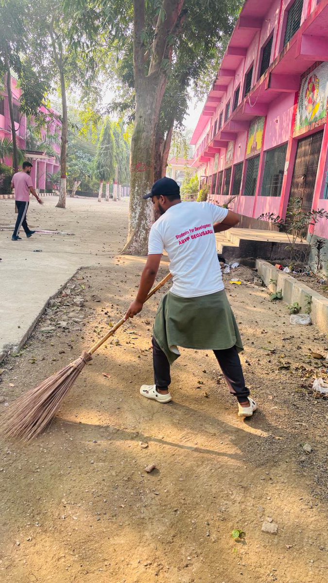 sfdbgs's tweet photo. "आज SFD बेगूसराय टीम द्वारा SBSS कॉलेज में स्वच्छता अभियान आयोजित किया गया। पूरे कॉलेज परिसर की सफाई की गई। टीम के सभी सदस्यों ने उत्साहपूर्वक हिस्सा लिया और स्वच्छता का संदेश फैलाया। स्वच्छ परिसर, स्वस्थ भविष्य!" https://t.co/P6oIp6E9ct