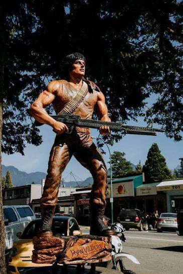 0xtechnerd's tweet image. These are carved with a chainsaw they are all over my town but they just added the grinch which was amazing great job whoever it was