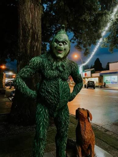 0xtechnerd's tweet image. These are carved with a chainsaw they are all over my town but they just added the grinch which was amazing great job whoever it was