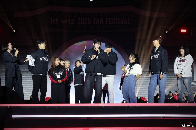 ktwiz_again's tweet image. 흥참동 맞어? 팬 페스티벌 4600명 매진 실화냐...KT, 우리도 인기팀이다! (출처 : 네이버 스포츠) naver.me/GnRLwcZ7

&apos;저희 흥참동 맞아요?&apos;
아제발 얼마나긁힌거임 받아들여