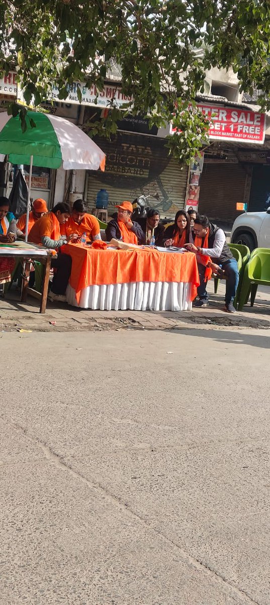 AAPDelhi's tweet image. भाजपा वाले बैठ कर लूडो खेल रहे शायद 🤭

जनता उधर है.. जनता का रुझान जिधर है 😎

ग्रेटर कैलाश में BJP का खाली टेबल देखो 👇