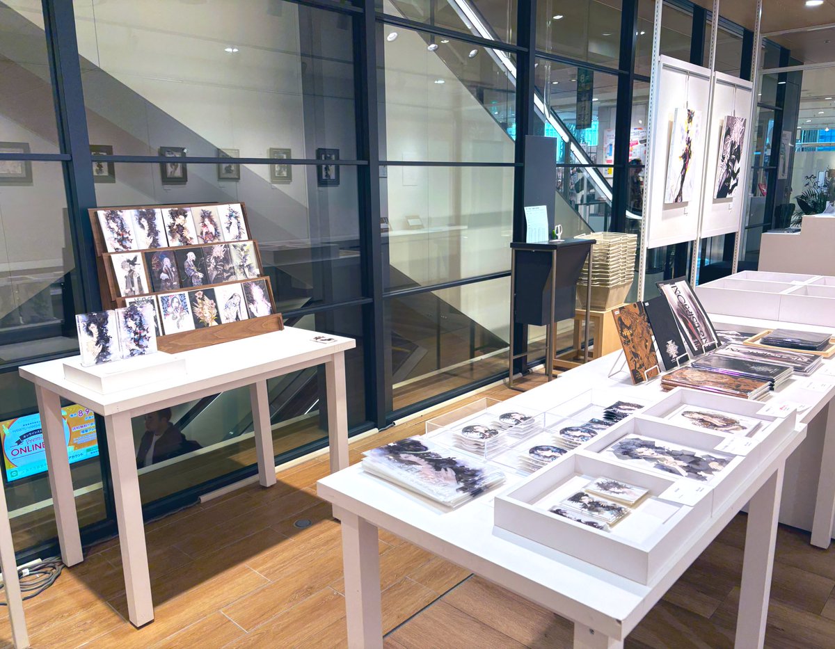 gt_Layflo's tweet photo. 孳々さん個展 #DEIFIED 行ってきた!いろんな角度から眺めたくなる素敵な絵ばかりで、至福の時間だった。ポストカードも良すぎて色々お迎えした✨ 手に取りやすいグッズたくさんでありがとうという気持ち…🙏
良すぎてポストカードずっと眺めている https://t.co/MCJeaYiZQX