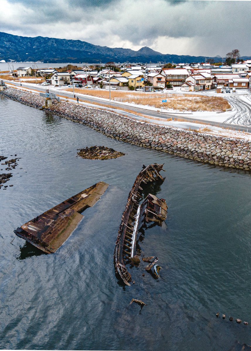urbex_34's tweet image. 大根島に静かに沈む、朽ちた木造船。