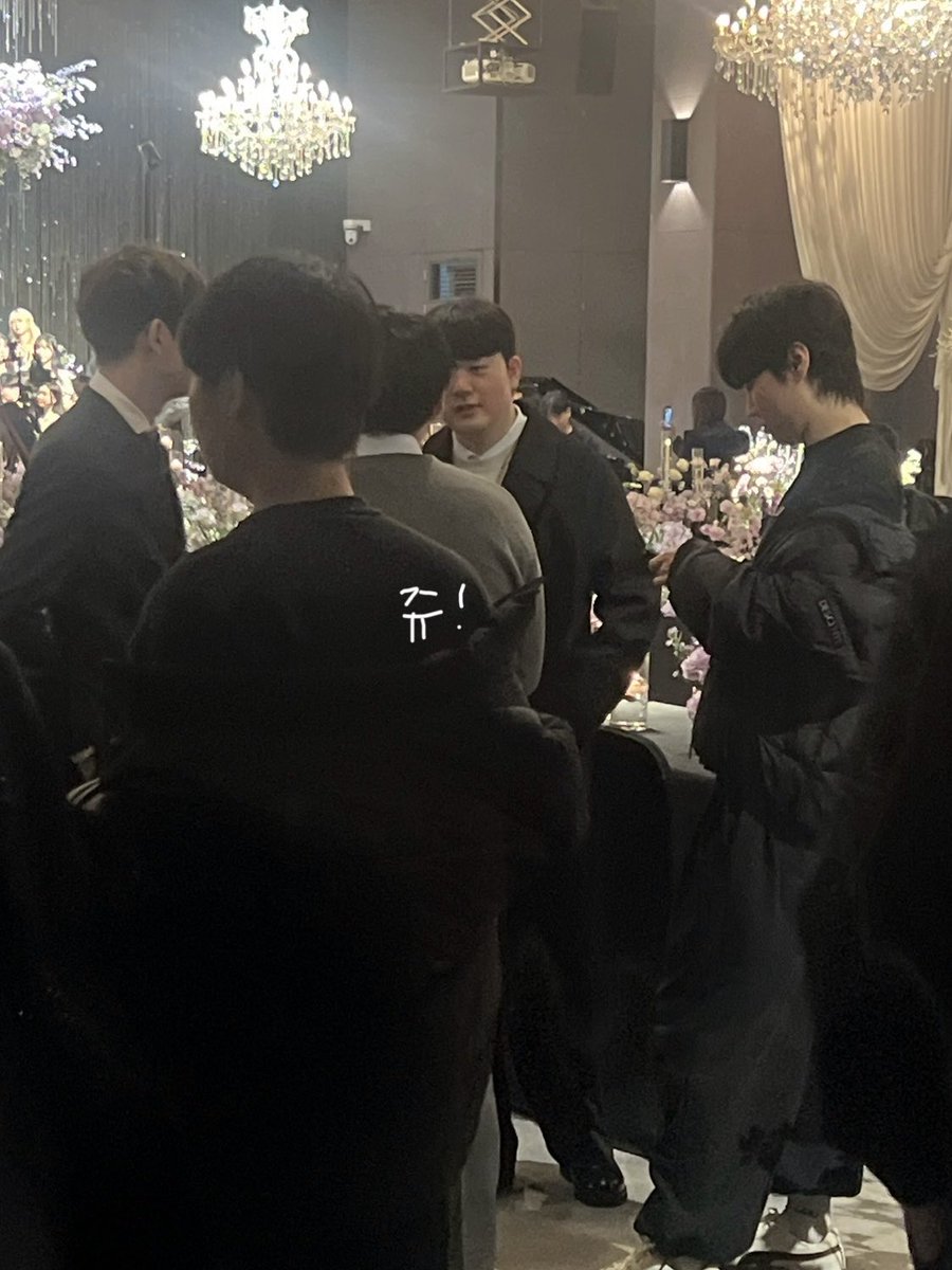 zzooogen's tweet image. 영재형 결혼식에 젠지!!!!! 
웃는 모습 보니 조흐다 ..
듀로 머리했나 봄