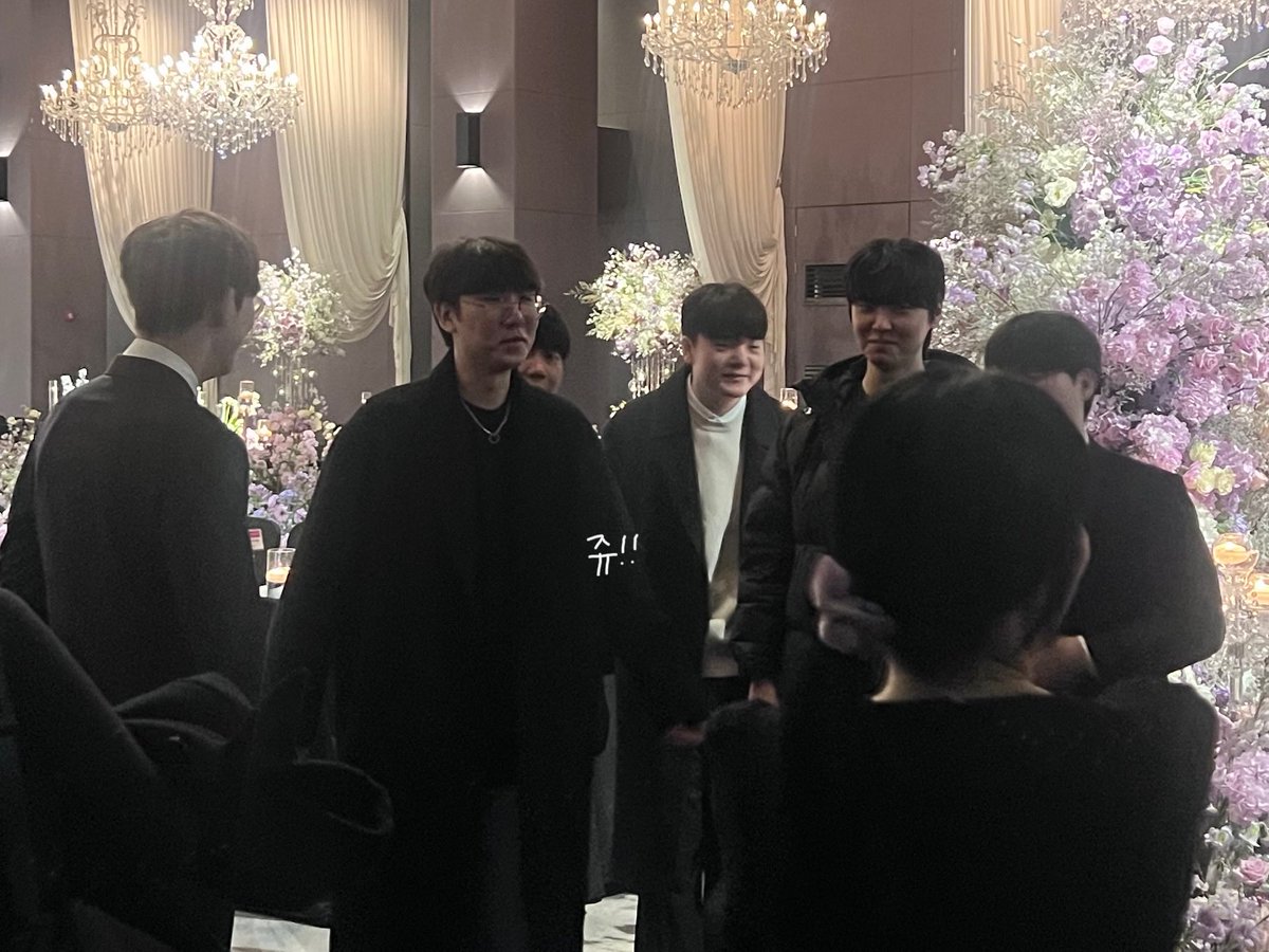 zzooogen's tweet image. 영재형 결혼식에 젠지!!!!! 
웃는 모습 보니 조흐다 ..
듀로 머리했나 봄