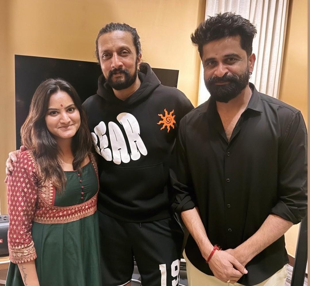 AadiSudeepian's tweet image. MAX Manju and his fiancee have met our Baadshah @KicchaSudeep Boss after his return from #BBK12 house!😍