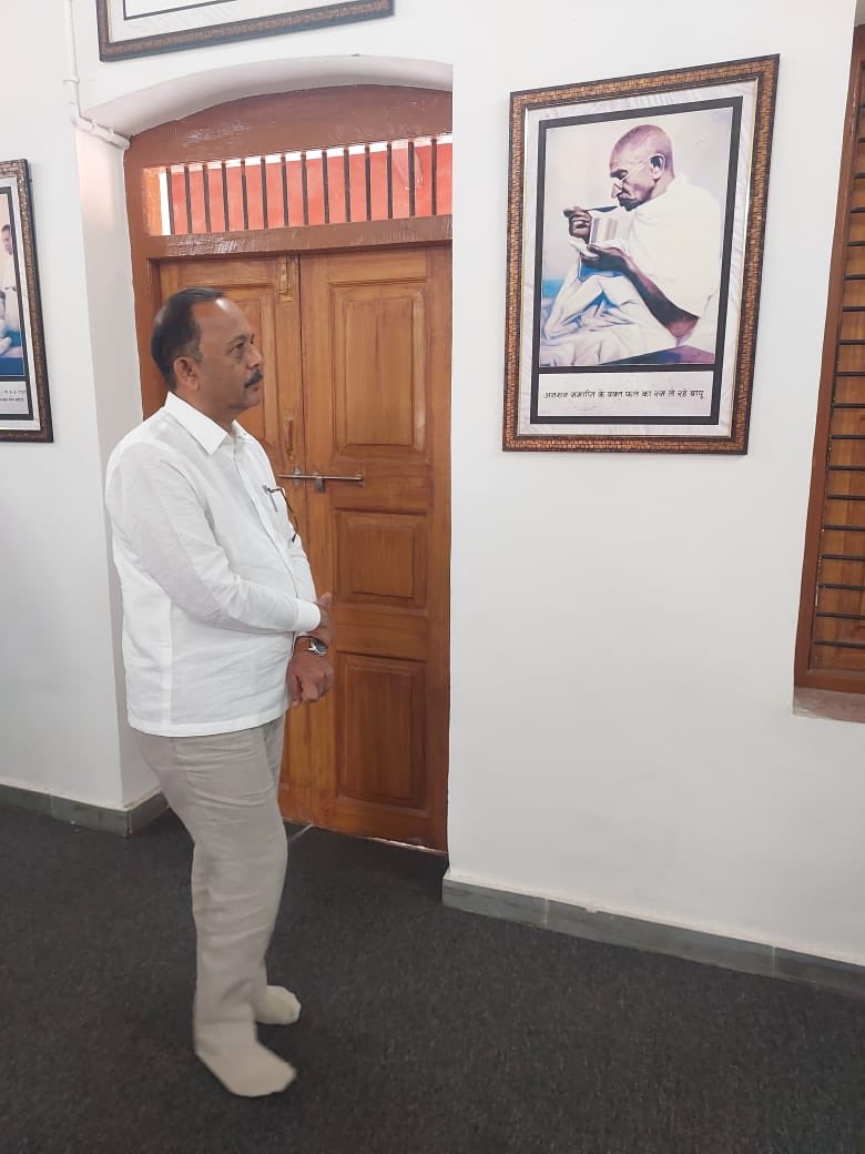 drmanishdoshi's tweet image. રાષ્ટ્રીય શાળા, રાજકોટ,મહાત્મા ગાંધીજીના વિચારો આજે પણ અહીં ધબકે છે.
આ ઐતિહાસિક સ્થળની મુલાકાત લેવાનું સન્માન મળ્યું.
આજે જ્યારે દેશને ફરીથી બાપુના વિચારો સત્ય, અહિંસા અને લોકશાહી મૂલ્યો ની સૌથી વધુ જરૂર છે, ત્યારે રાષ્ટ્રીય શાળા અમને તેના જીવંત વારસાની પ્રેરણા આપે છે. #Rajkot