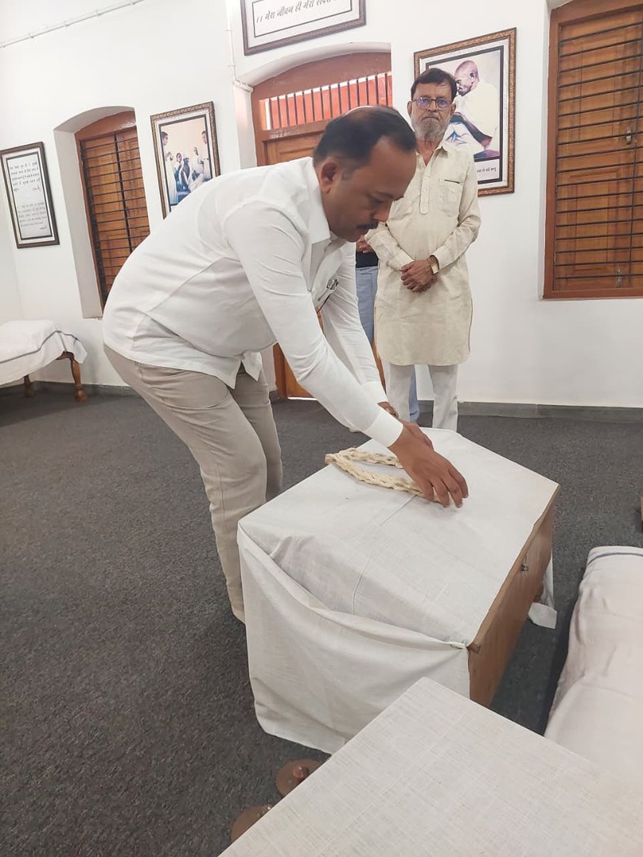 drmanishdoshi's tweet image. રાષ્ટ્રીય શાળા, રાજકોટ,મહાત્મા ગાંધીજીના વિચારો આજે પણ અહીં ધબકે છે.
આ ઐતિહાસિક સ્થળની મુલાકાત લેવાનું સન્માન મળ્યું.
આજે જ્યારે દેશને ફરીથી બાપુના વિચારો સત્ય, અહિંસા અને લોકશાહી મૂલ્યો ની સૌથી વધુ જરૂર છે, ત્યારે રાષ્ટ્રીય શાળા અમને તેના જીવંત વારસાની પ્રેરણા આપે છે. #Rajkot