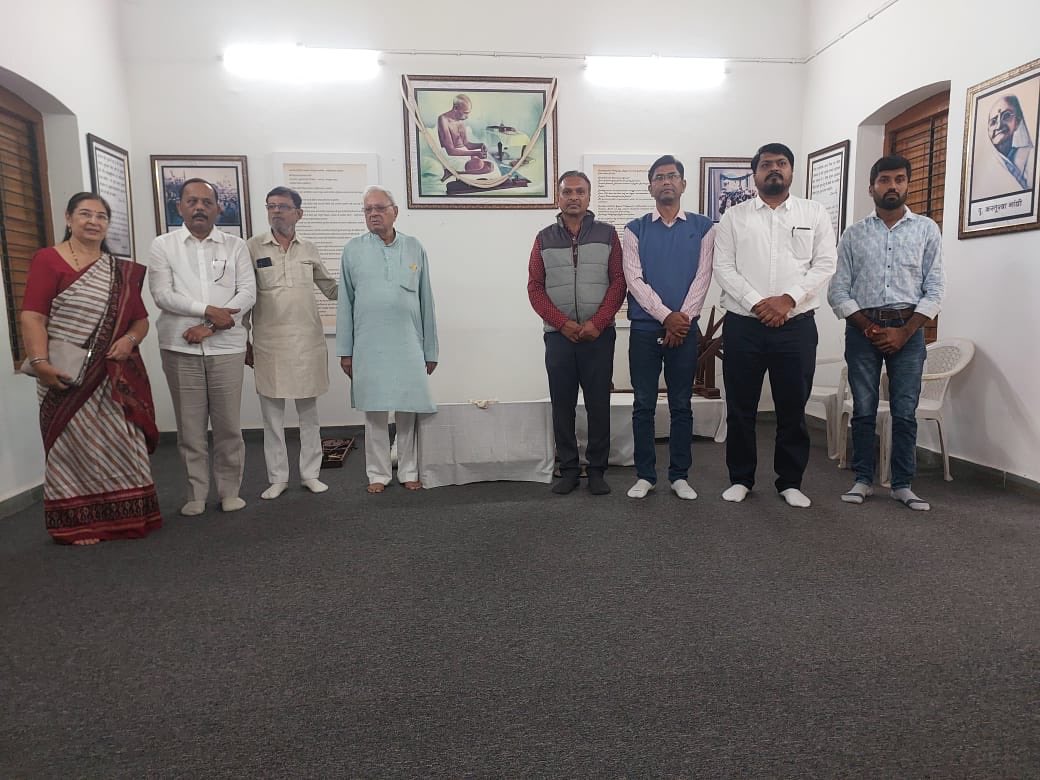 drmanishdoshi's tweet image. રાષ્ટ્રીય શાળા, રાજકોટ,મહાત્મા ગાંધીજીના વિચારો આજે પણ અહીં ધબકે છે.
આ ઐતિહાસિક સ્થળની મુલાકાત લેવાનું સન્માન મળ્યું.
આજે જ્યારે દેશને ફરીથી બાપુના વિચારો સત્ય, અહિંસા અને લોકશાહી મૂલ્યો ની સૌથી વધુ જરૂર છે, ત્યારે રાષ્ટ્રીય શાળા અમને તેના જીવંત વારસાની પ્રેરણા આપે છે. #Rajkot