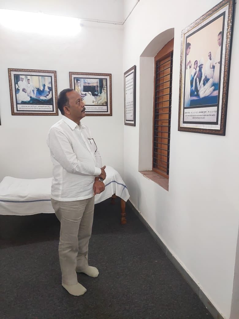 drmanishdoshi's tweet image. રાષ્ટ્રીય શાળા, રાજકોટ,મહાત્મા ગાંધીજીના વિચારો આજે પણ અહીં ધબકે છે.
આ ઐતિહાસિક સ્થળની મુલાકાત લેવાનું સન્માન મળ્યું.
આજે જ્યારે દેશને ફરીથી બાપુના વિચારો સત્ય, અહિંસા અને લોકશાહી મૂલ્યો ની સૌથી વધુ જરૂર છે, ત્યારે રાષ્ટ્રીય શાળા અમને તેના જીવંત વારસાની પ્રેરણા આપે છે. #Rajkot