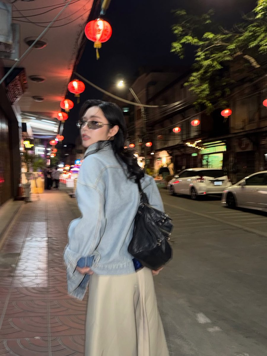 lkfalls_'s tweet photo. oh my god she is so hawt 

MY LOVELY  LOOKKAEW 30
#moshioptic 
#lookkaewkamollak https://t.co/AWkPxlL26m