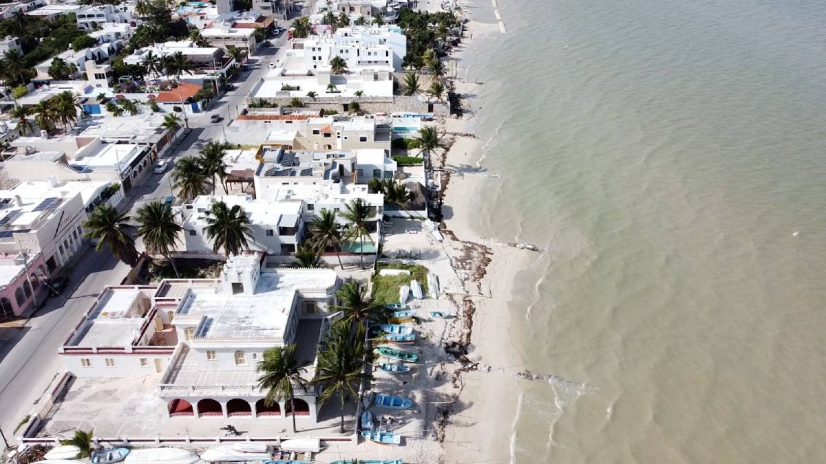 IIUNAM's tweet image. Lo que eran antes playas en Progreso, Yucatán, en algunos puntos, el mar se ha comido en el último año hasta 50 metros de playa.  goo.su/M0ip5Ih #ErosiónCostera #Progreso #IngenieríaCostera
