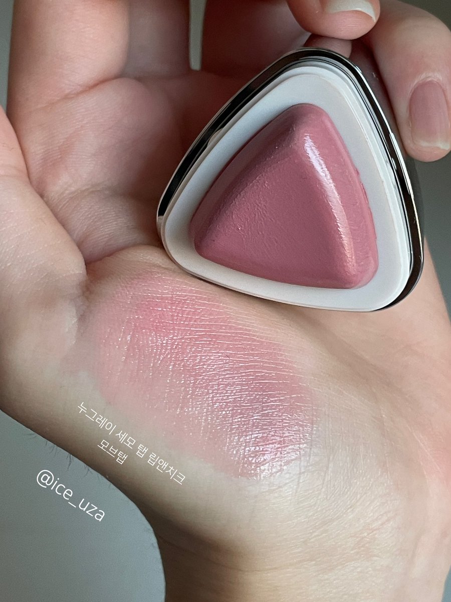 ice_uza's tweet image. 제 픽은 모브탭. 여기에 광감이 잘보이네요…
컨트롤도 쉽고 베이스까짐 없고…
다만 립에 쓰기엔 흰기가 너무 돌아서 비추입니다
붉은기 없이 맑게 올라가는, 그 중간의 흰기를 정말 잘 잡음
약간 발그레한 속광 블러셔 바로 가능.